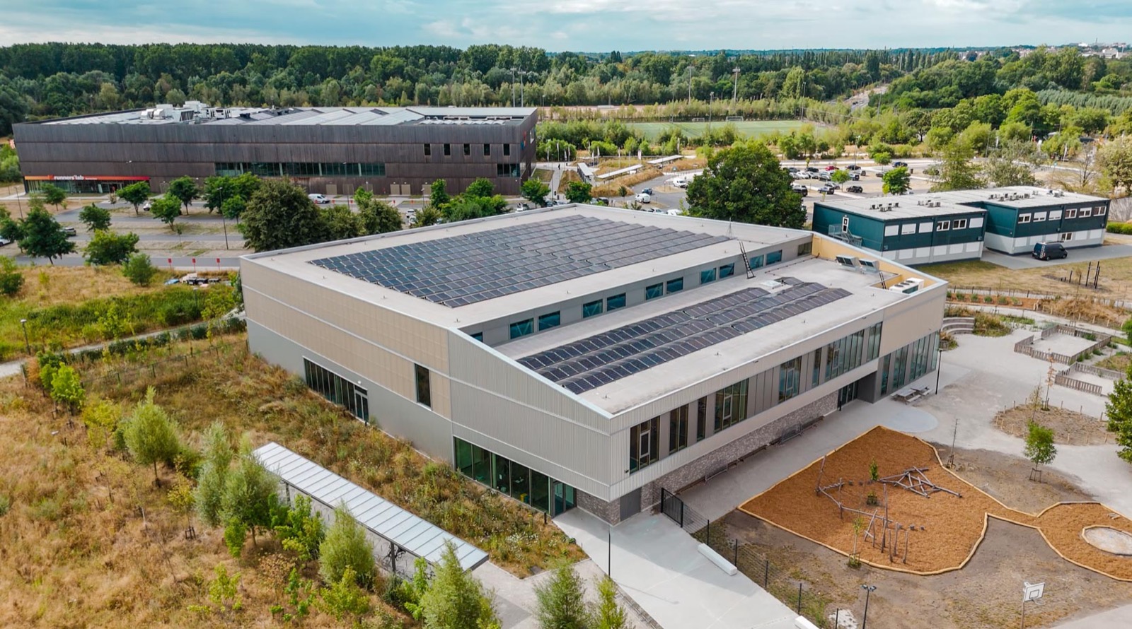 Luchtfoto van Sporthal Groot Schijn met zonnepanelen op het dak