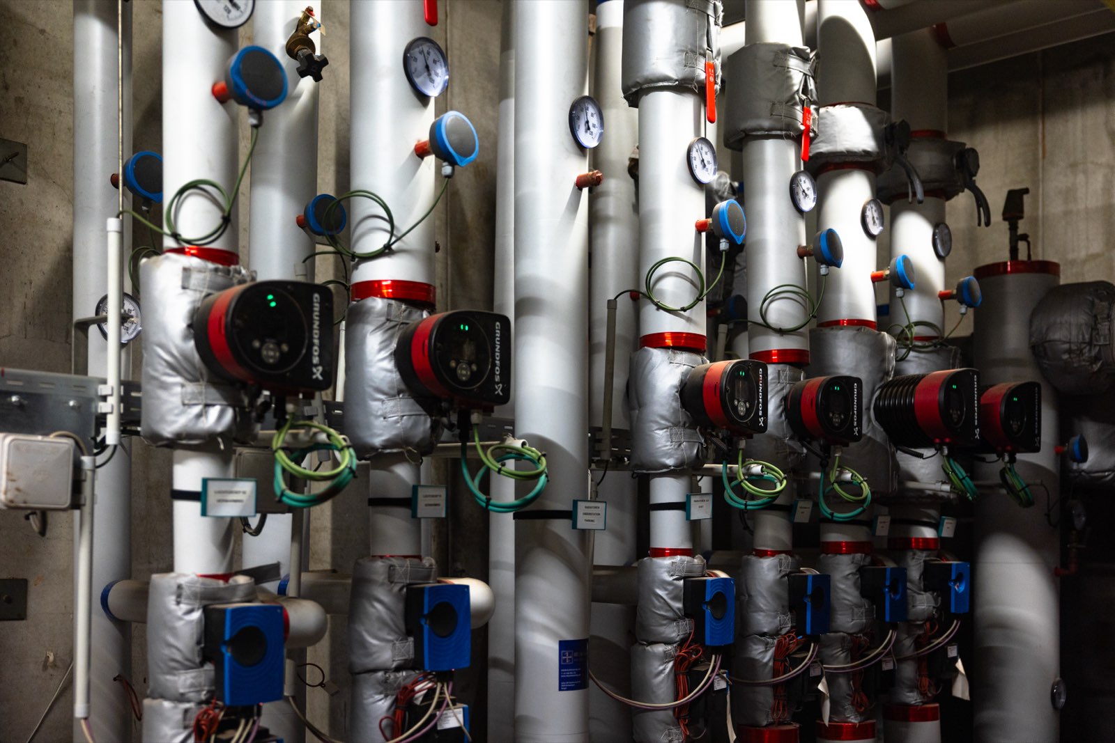 Stookplaats met circulatiepompen, meters en leidingwerk